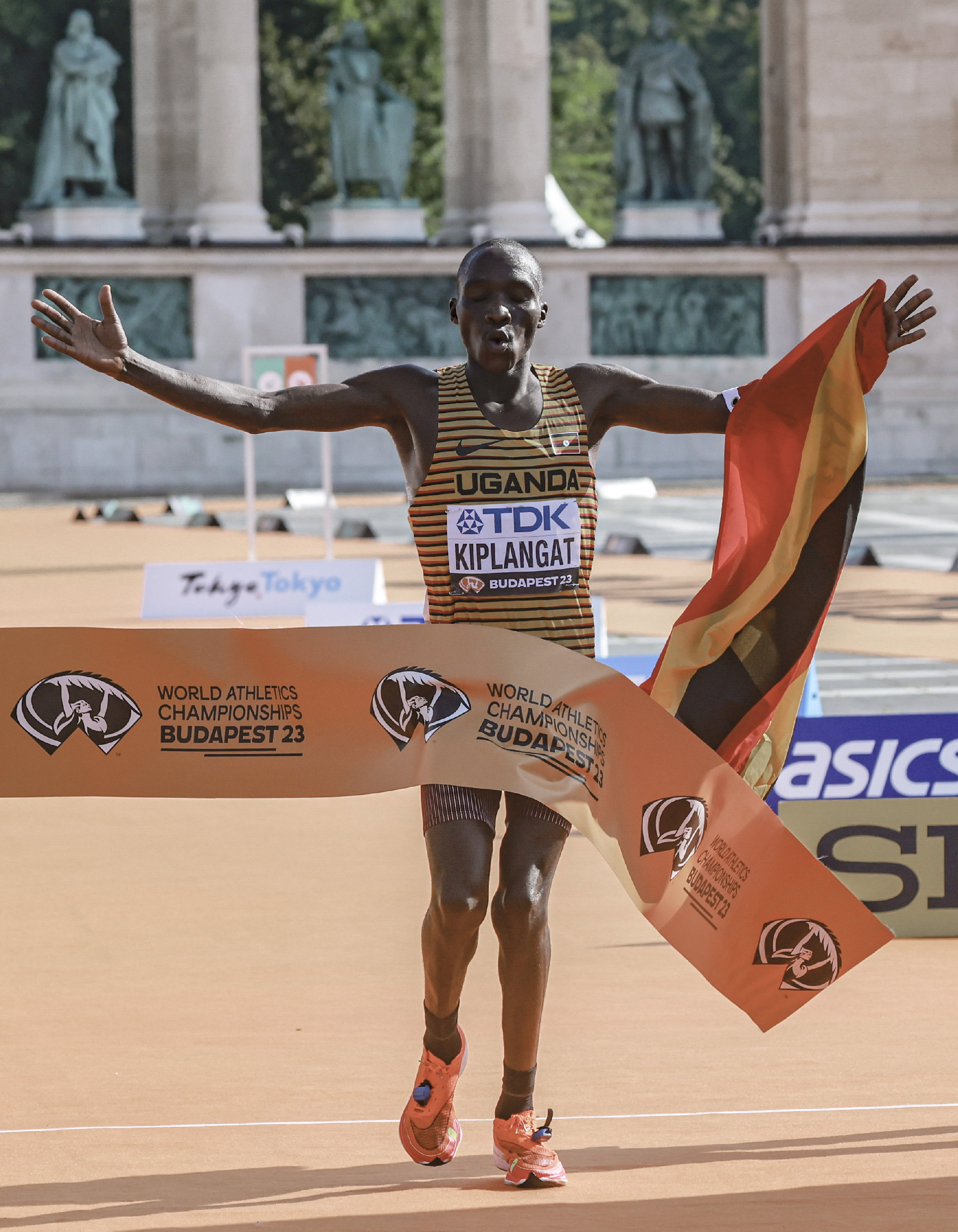 Victor Kiplangat nyerte a férfi maratont, Szemerei Levente 40.