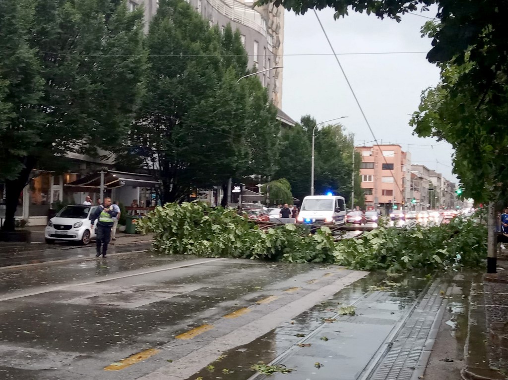 Ítéletidő Horvátországban: gumimatracon fekvő magyar turistákat sodort el a tenger