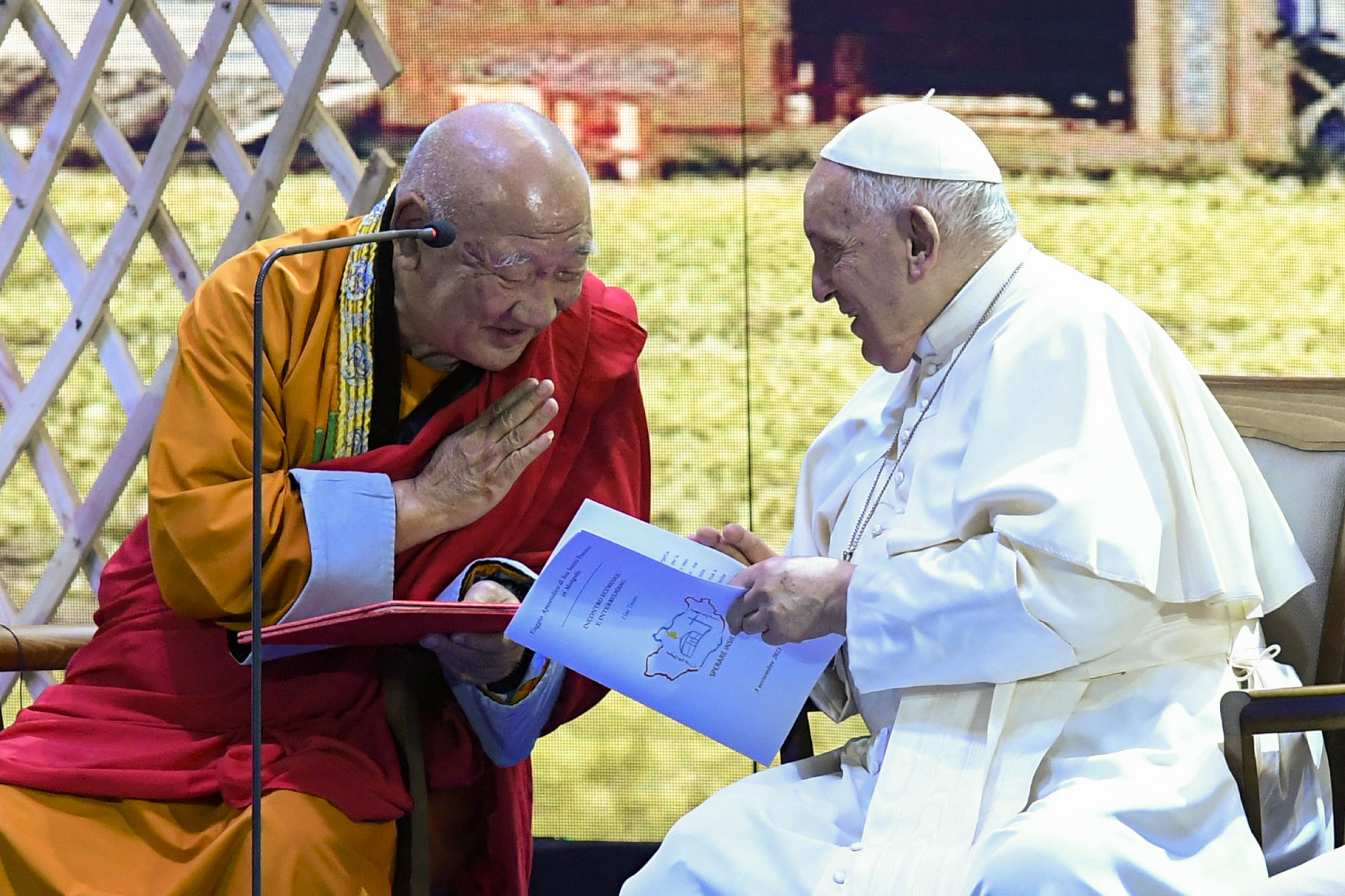 Ferenc pápa, sámánok – világbéke!