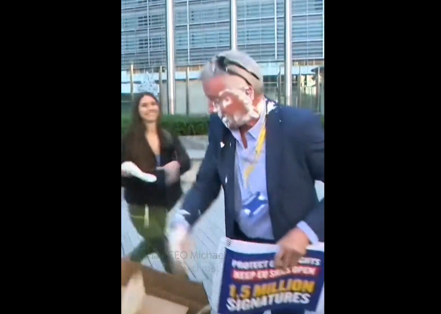 Tortát vágtak a Ryanair vezérigazgatójának arcába