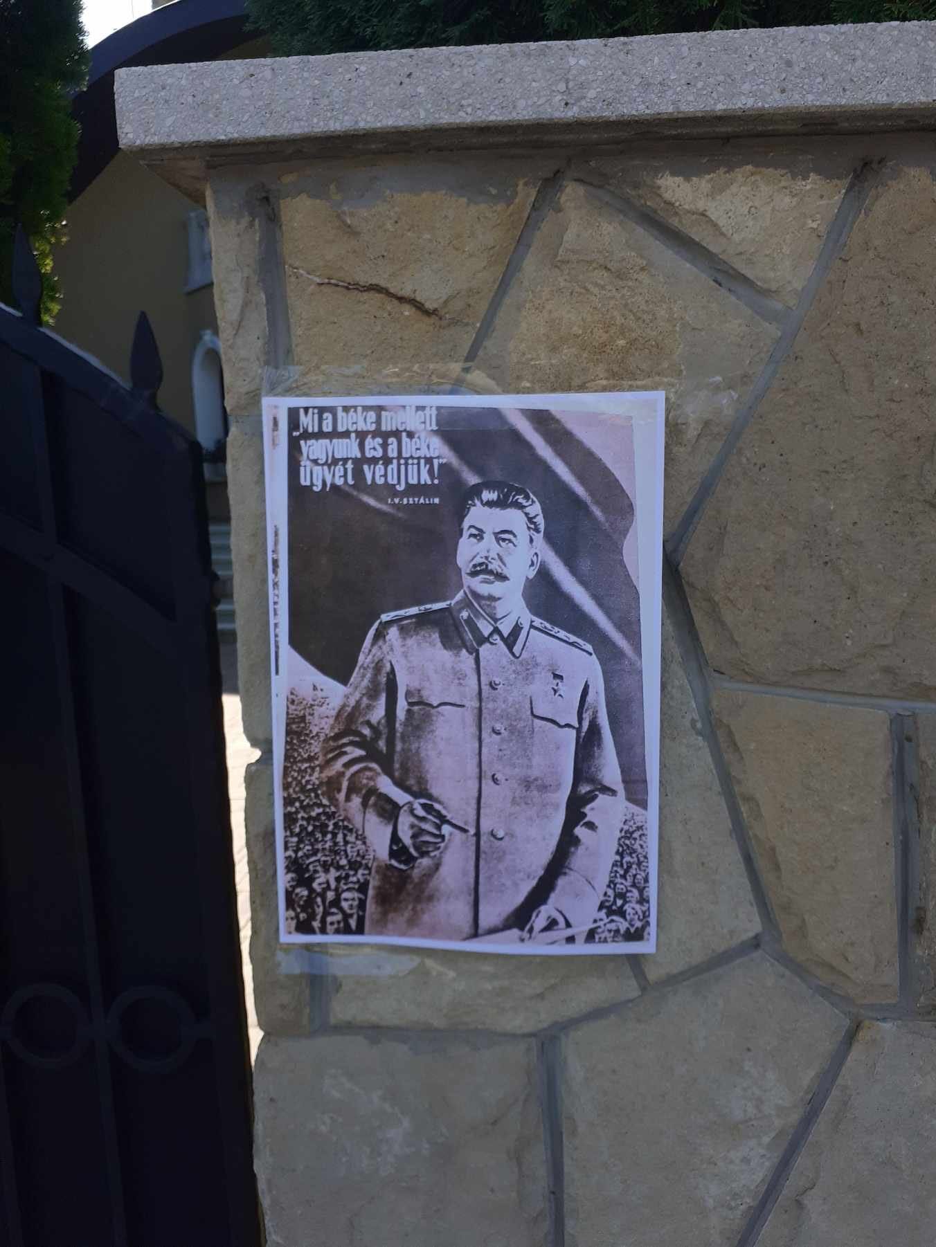 Sztálin-képpel üzentek Szijjártónak