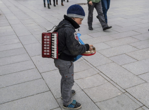 Egyre több a kolduló gyerek Koszovóban