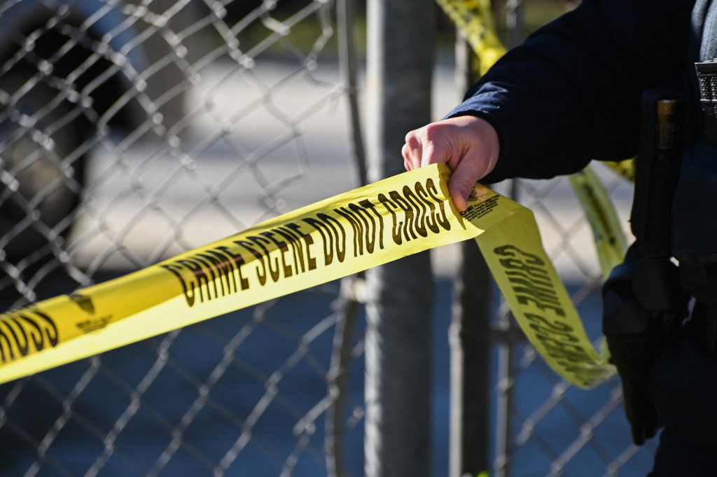 Hátulról fejbe lőtt egy biztonsági őrt egy középiskolás gyerek