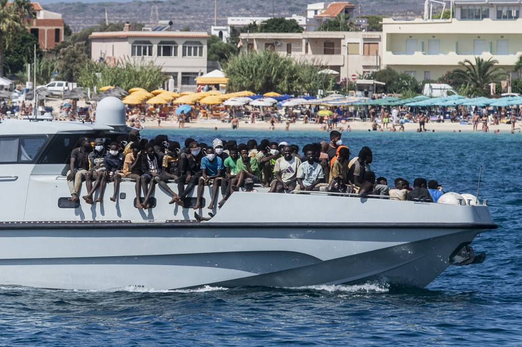 Csúcsforgalom Lampedusán, el se férnek az embercsempészek hajói