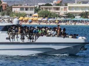 Csúcsforgalom Lampedusán, el se férnek az embercsempészek hajói