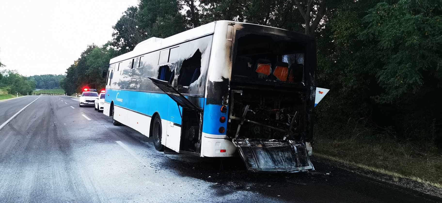 Kigyulladt egy busz Eger és Kerecsend között