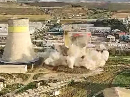 Videó: felrobbantották a marosvásárhelyi vegyipari kombinát hűtőtornyát