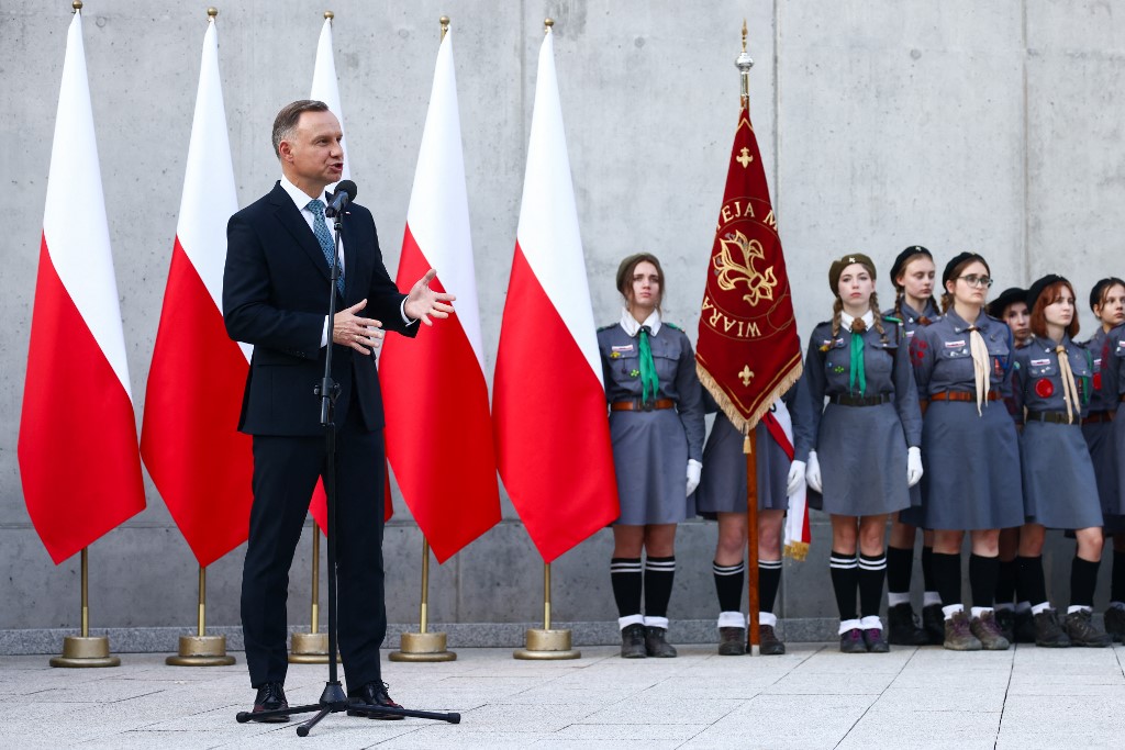 Lengyelország katonai gépekkel menekíti állampolgárait 