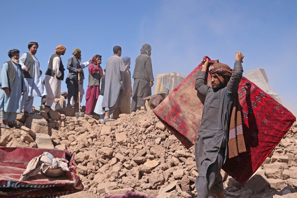 Földrengés Afganisztánan: puszta kézzel mentik a romok alól a tűlélőket