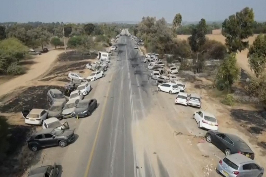 Drónvideón, ahogy több száz szétlőtt autó maradt az izraeli zenei fesztivál helyszínén