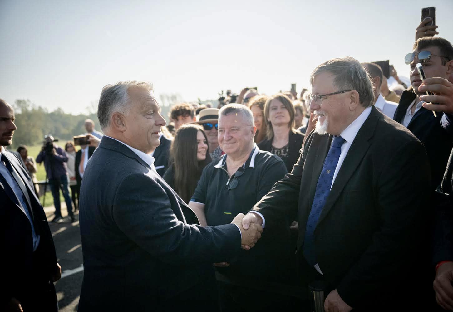 Orbán Viktor átadott egy kétszer kétsávos utat és azt mondta, hogy Magyarországnak a saját útját kell járnia