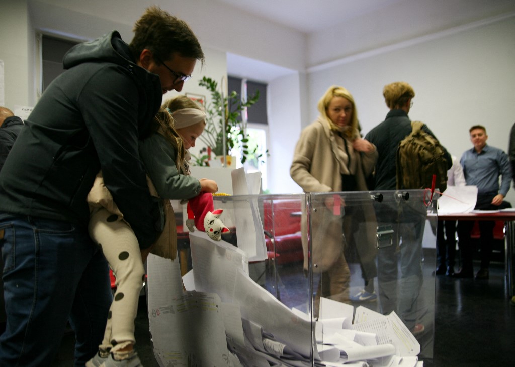 Érkeznek az első hivatalos részeredmények a lengyelországi választásokról