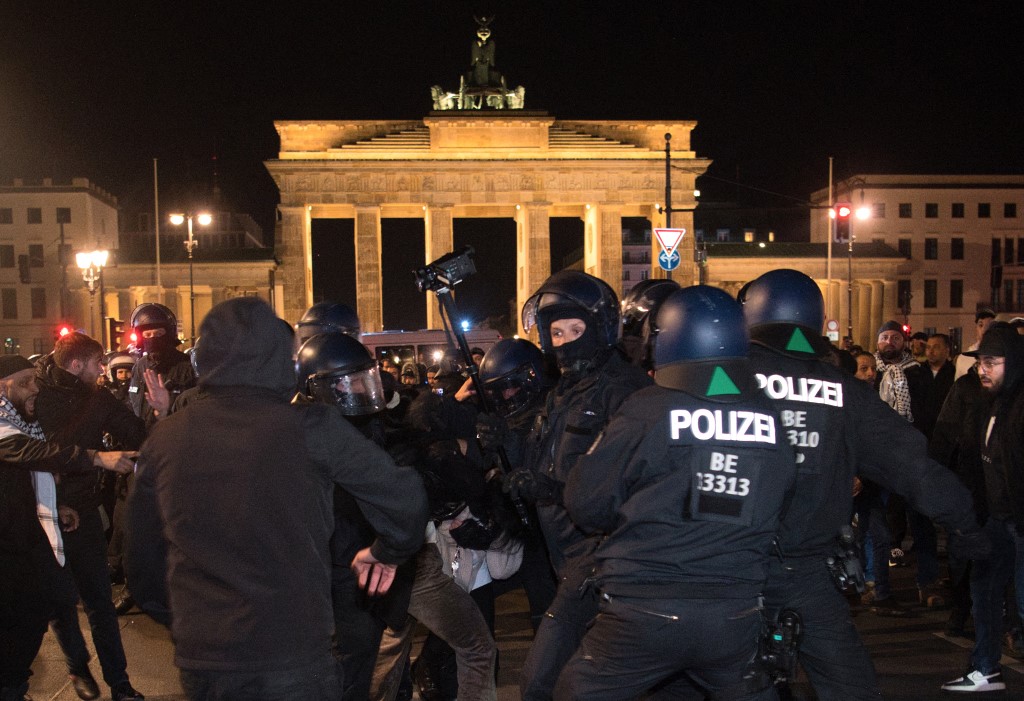 Palesztinpárti tüntetők támadtak a rendőrökre Berlinben