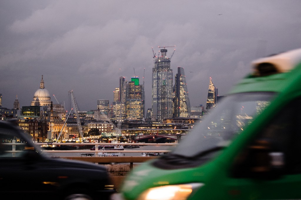 Jogtalanul szabhattak kit több ezer font bírságot uniós autósokra Londonban