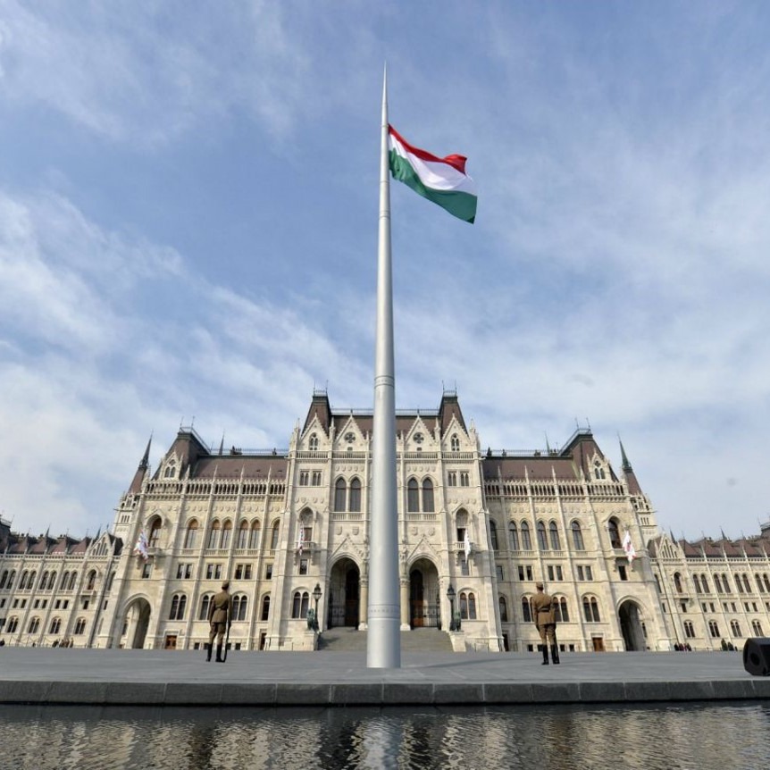 Felvonták a nemzeti lobogót az Országház előtt