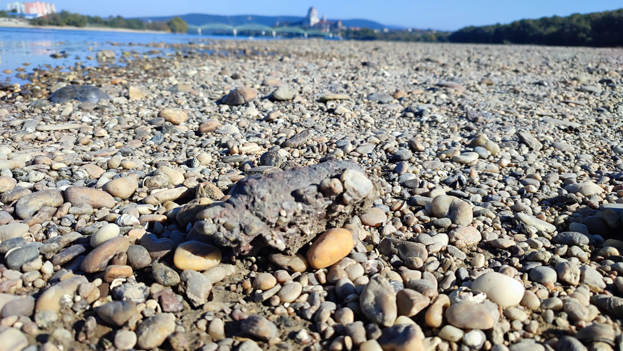 Páncéltörő gránátot talált egy férfi a Duna parton