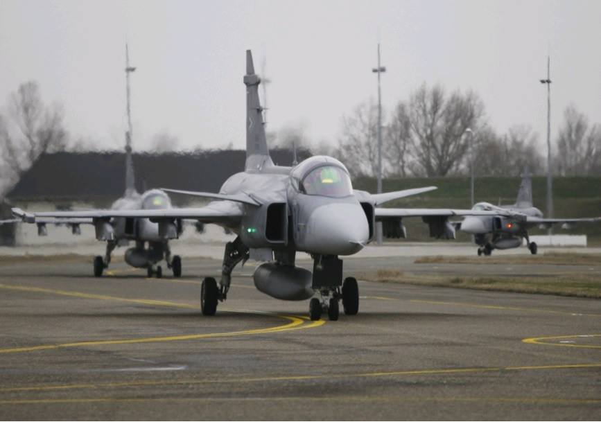 Figyelem: levegőbe emelkednek a magyar Gripenek