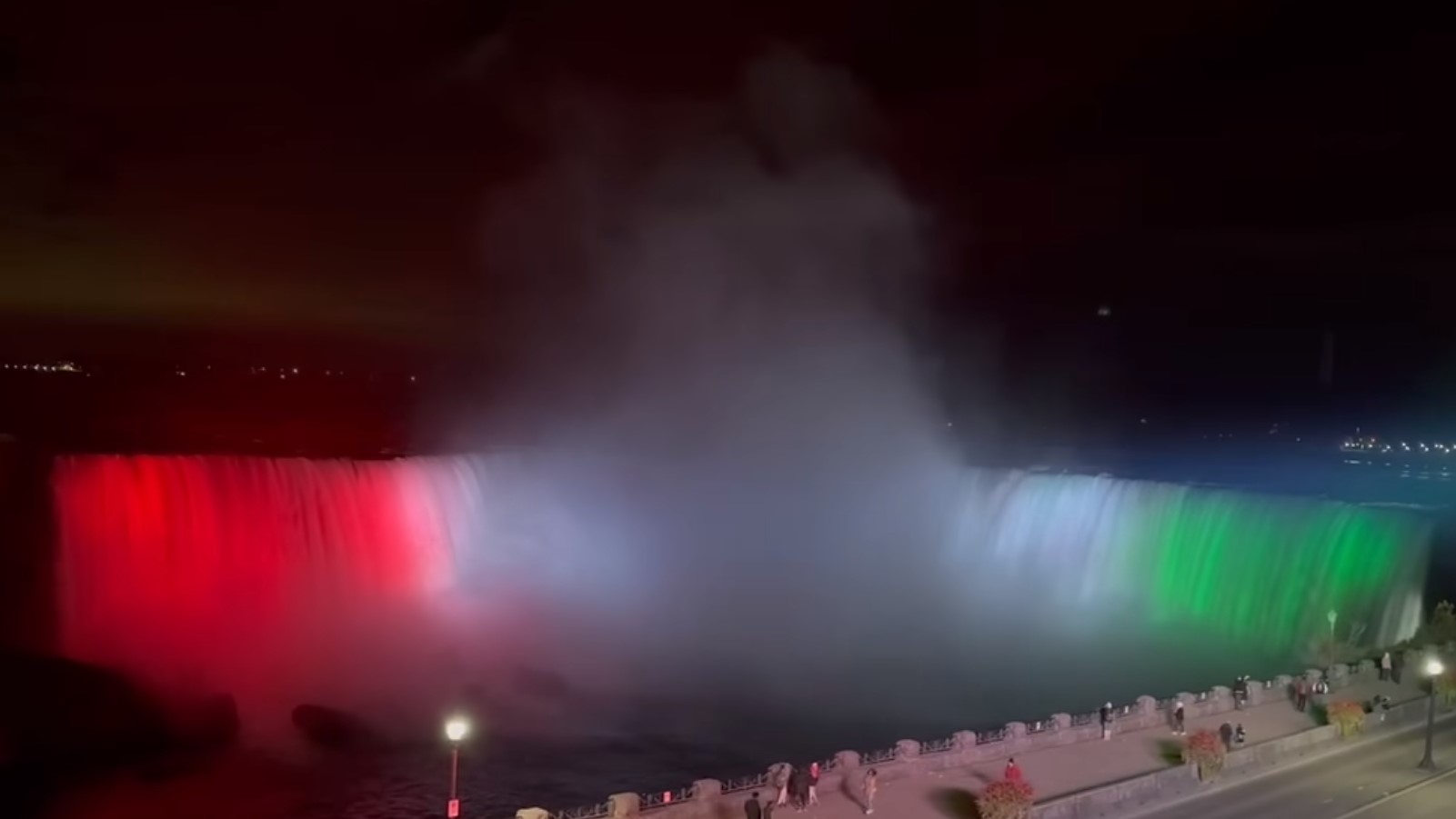 Magyar nemzeti színekben pompázott a Niagara-vízesés