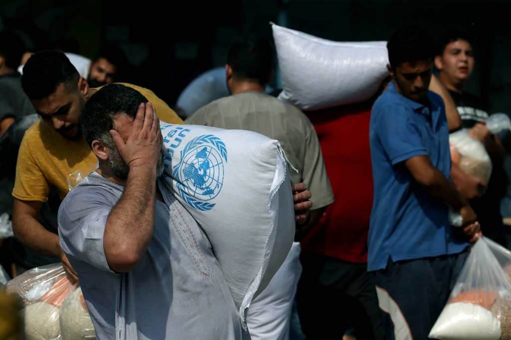 Kétségbeestek a civilek: segélyraktárakba törtek be Gázában