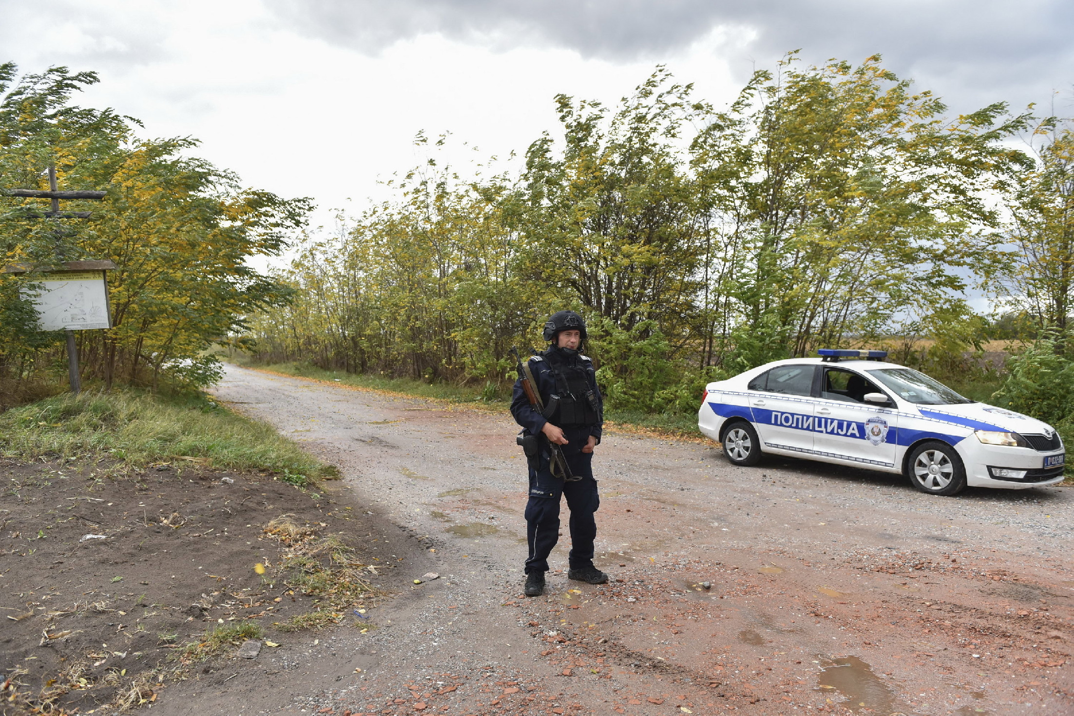 Több száz szerb rendőr vonult ki a szerb-magyar határra