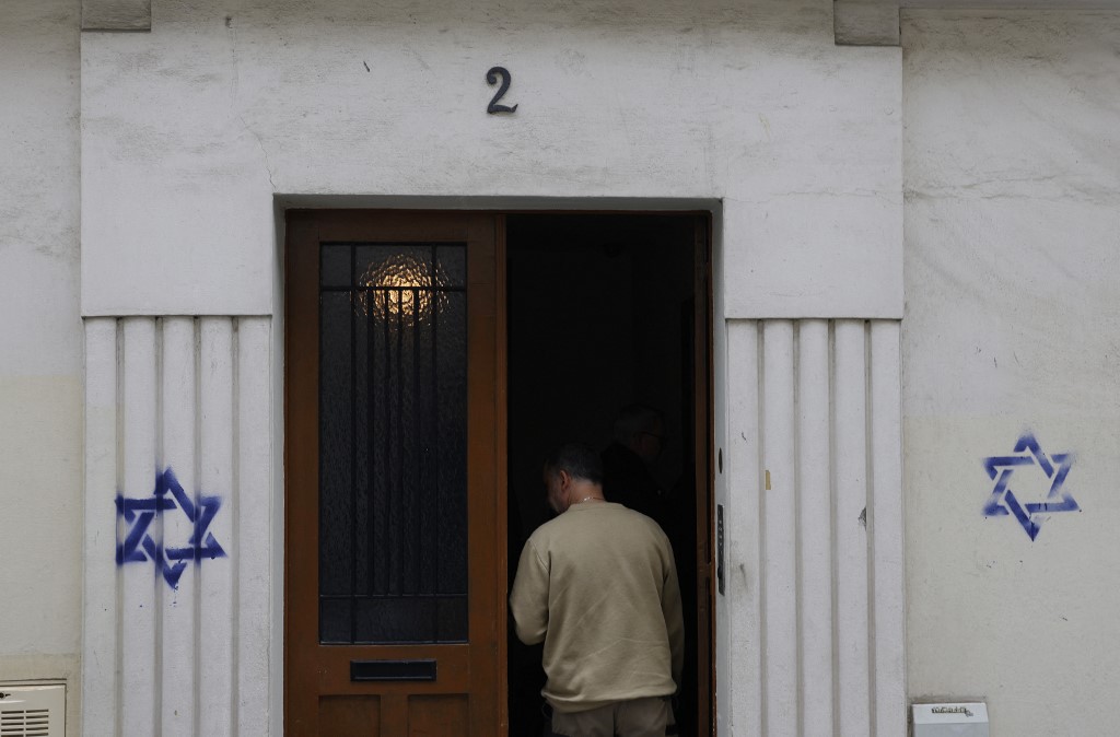 Elharapódzó antiszemitizmus – Dávid-csillagokat festettek fel a házakra Párizsban