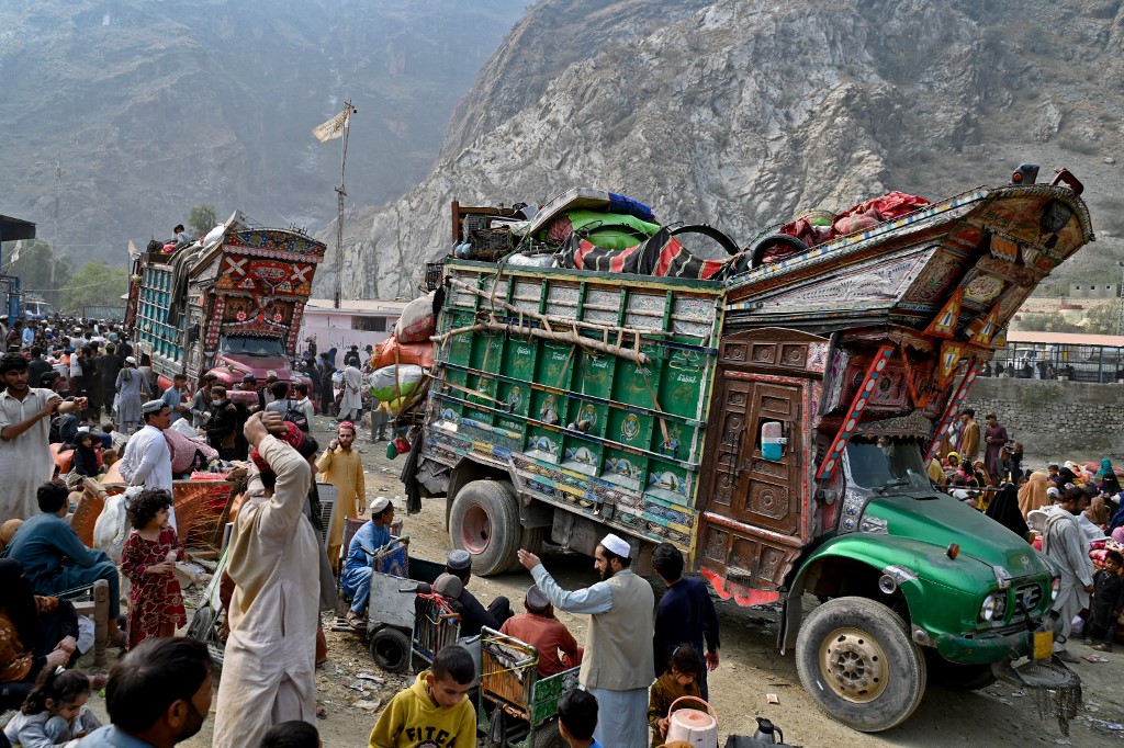 Afgánok ezrei hagyják el Pakisztánt