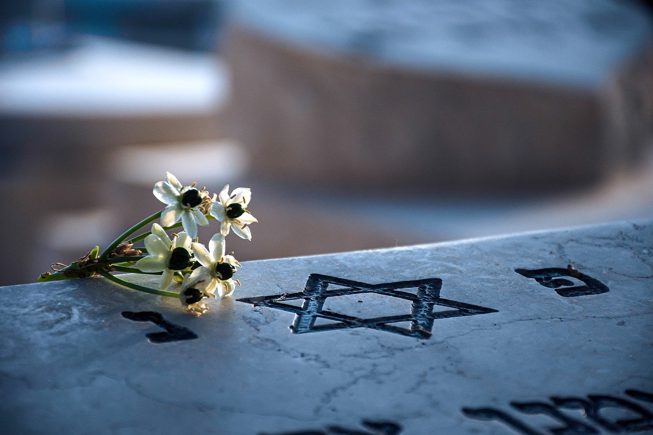 Felgyújtották és horogkresztekkel gyalázták a zsidó temetőt Bécsben 