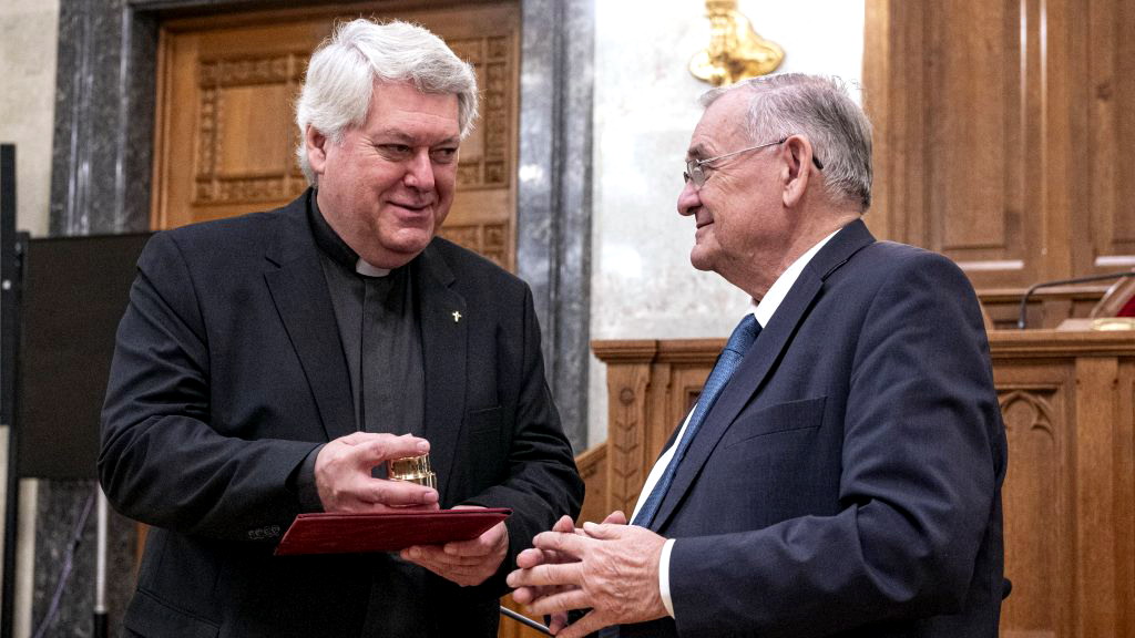 Nyíltan melegellenes pap kapott Mindszenty-emlékérmet a Parlamentben