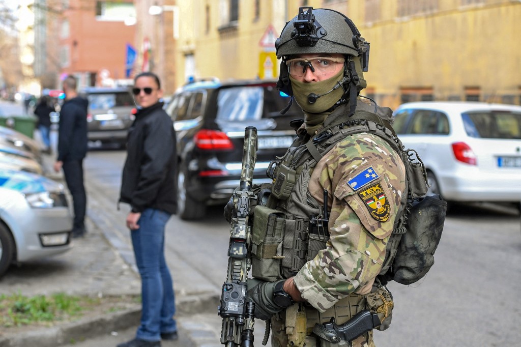 Egy október 23-ra szerveződő fegyveres akció tervéről szóló figyelmeztetést kaptak a magyar szolgálatok