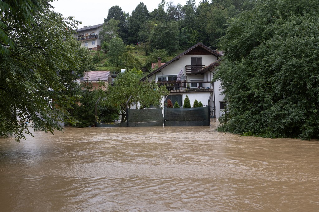 Árvizeket és földcsuszamlásokat okoz a heves esőzés Szlovéniában