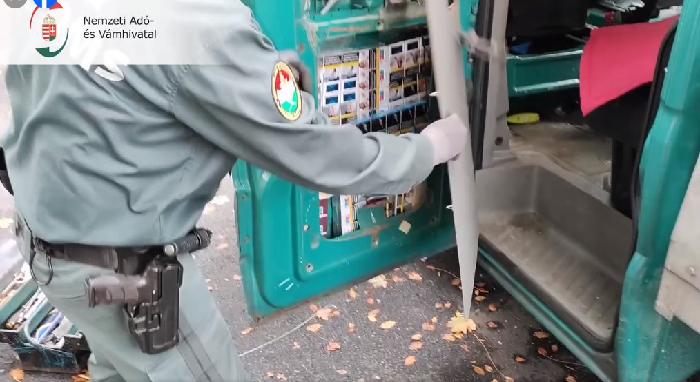 Hidrokoptert szállító járműben találtak 410 doboz zárjegy nélküli cigarettát a navosok