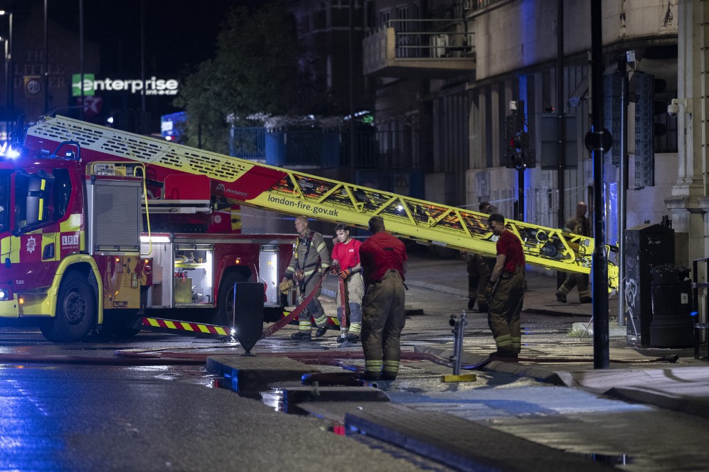 Hetven tűzoltó is kevés volt: gyerekek is meghaltak egy londoni lakástűzben