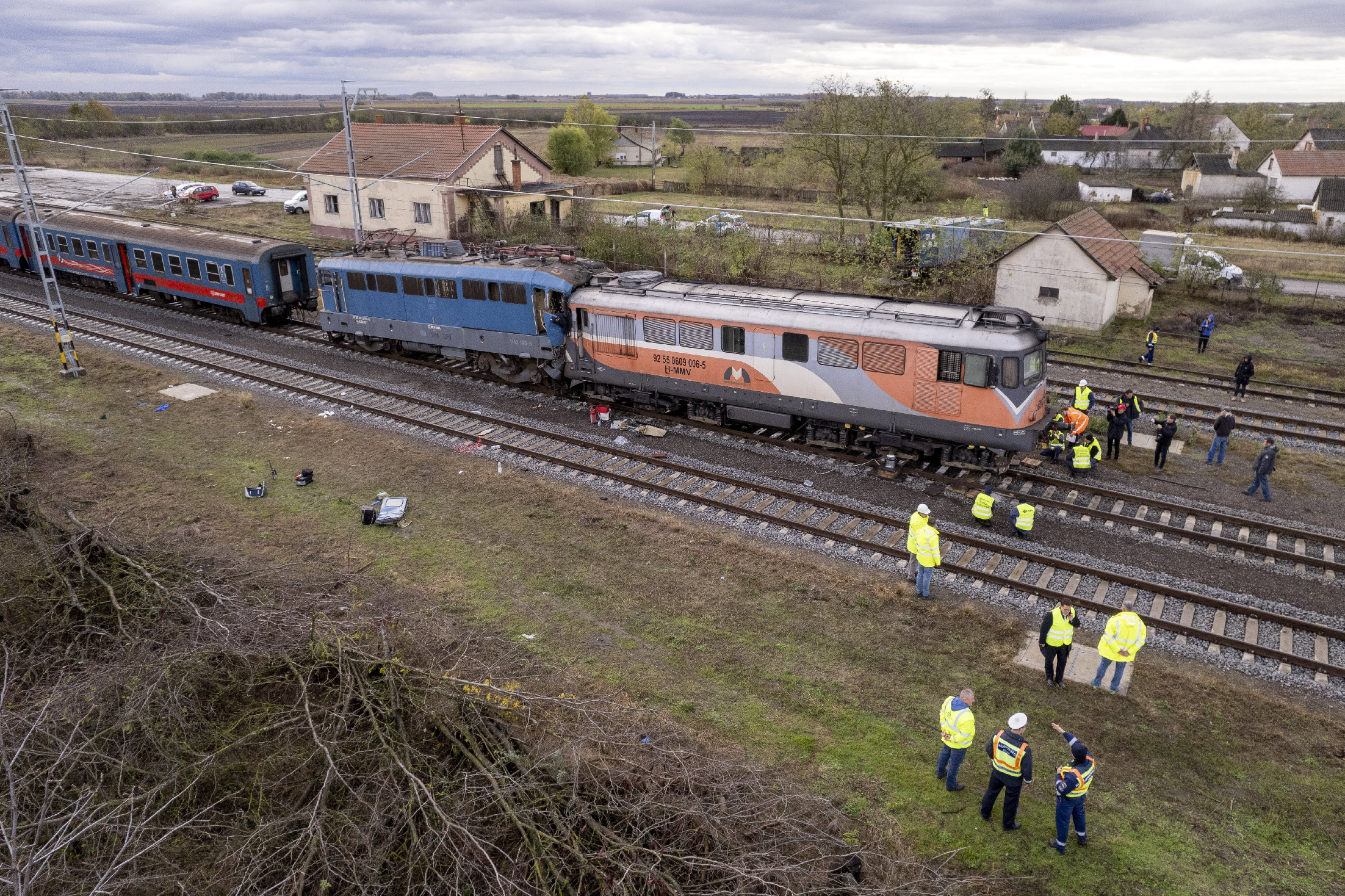 Sápi vonatbaleset: 3 és fél órás munkával szabadították ki a mozdonyvezetőt