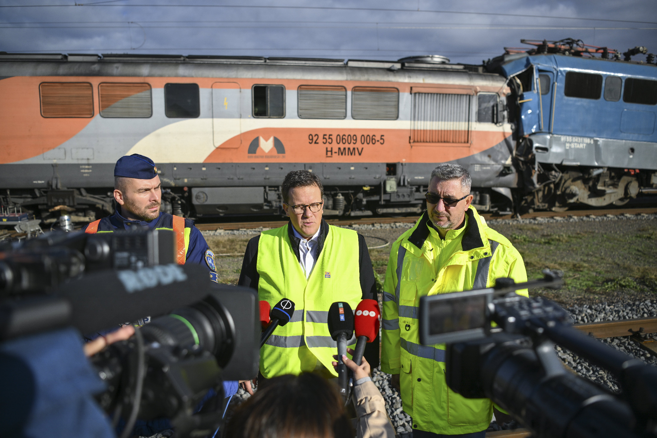Sápi vonatbaleset: Megkezdték az összeroncsolódott mozdonyok elvontatását