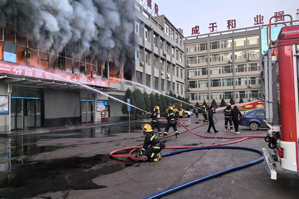 Több mint húszan meghaltak egy kínai irodai tűzben