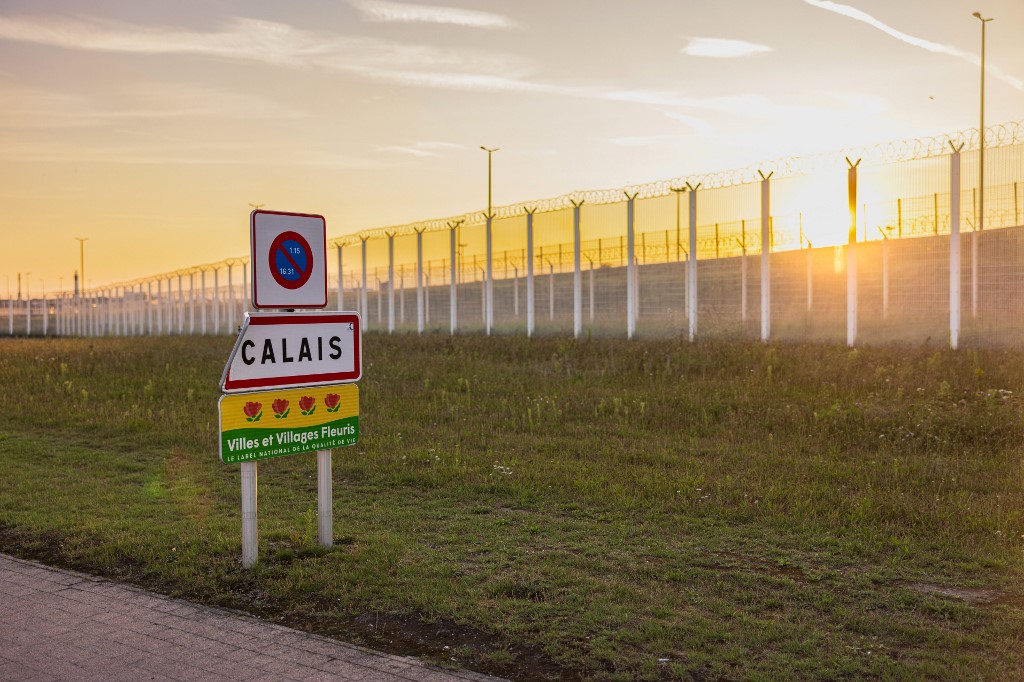 Menekültek közé hajtott egy kamion Calais-nál, több halott