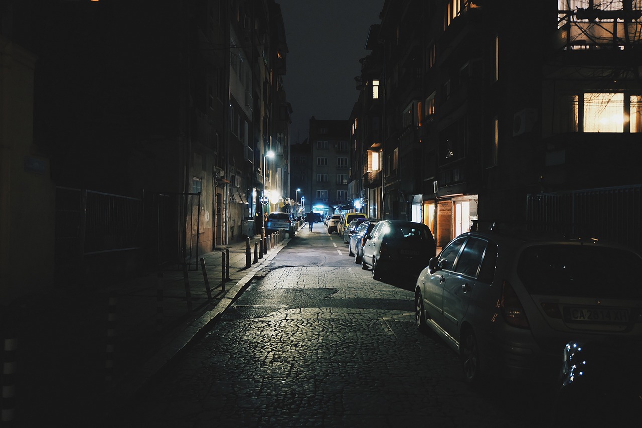A sötét utcákon bukdácsolnak Sopronban, mert az önkormányzat a közvilágításon spórol