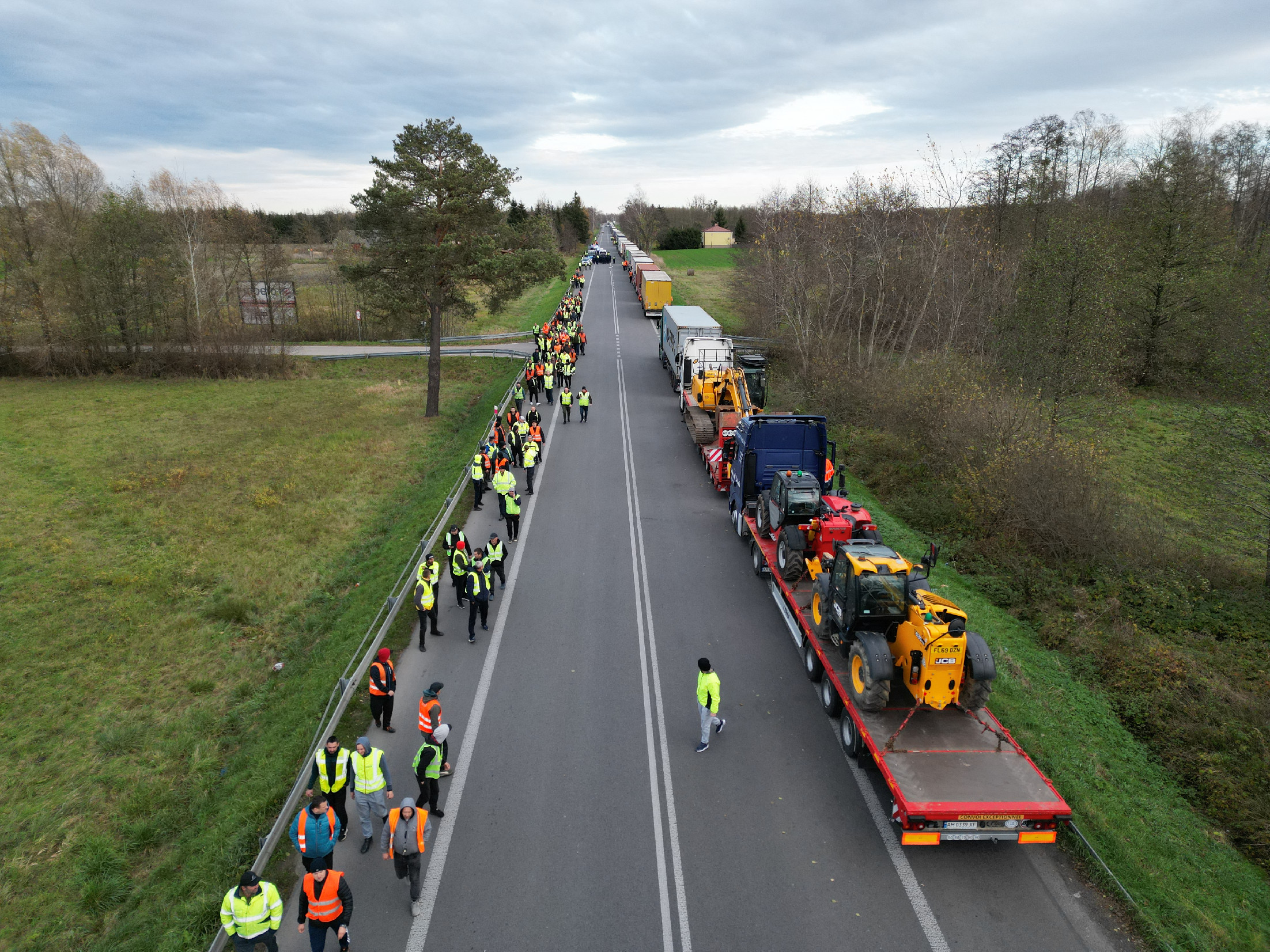 Több ezer kamionnal zárták le a lengyel kamionsofőrök a lengyel-ukrán határt