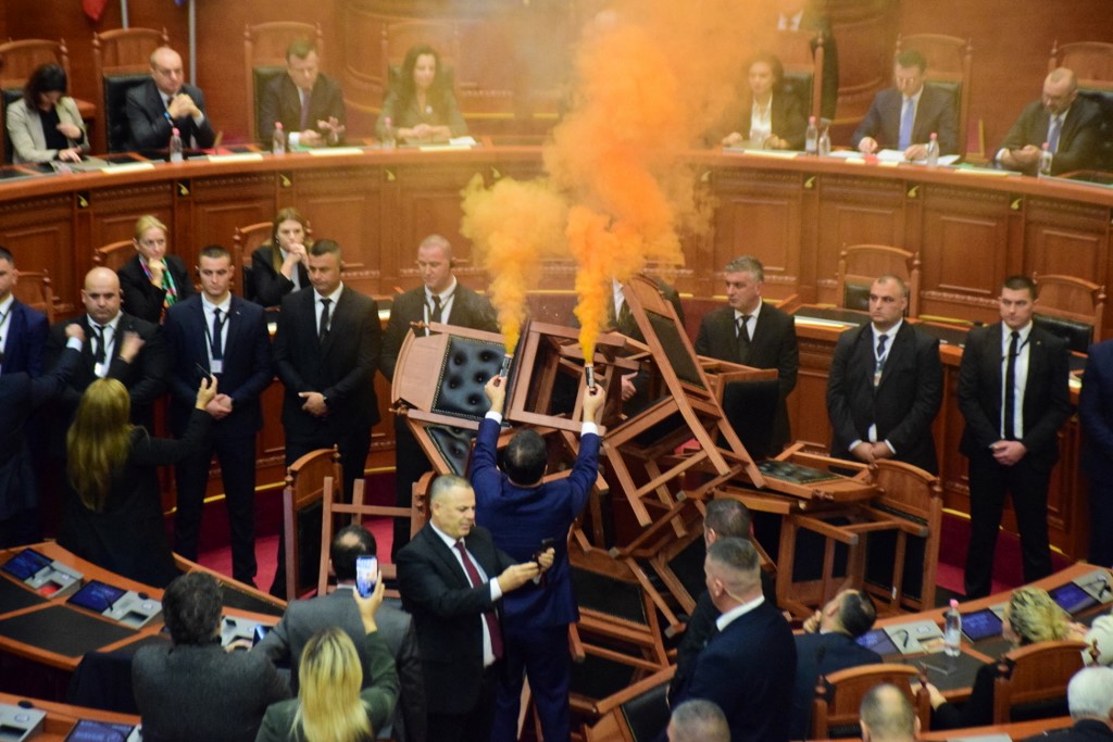 Füstfáklyákkal okozott kisebb tüzet az ellenzék az albán parlamentben