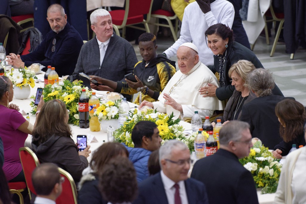 Transz nőkkel ebédelt Ferenc pápa