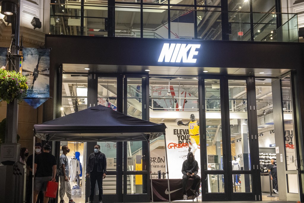 Szemeteszsákokban csempészték ki a lopott Nike-cuccokat