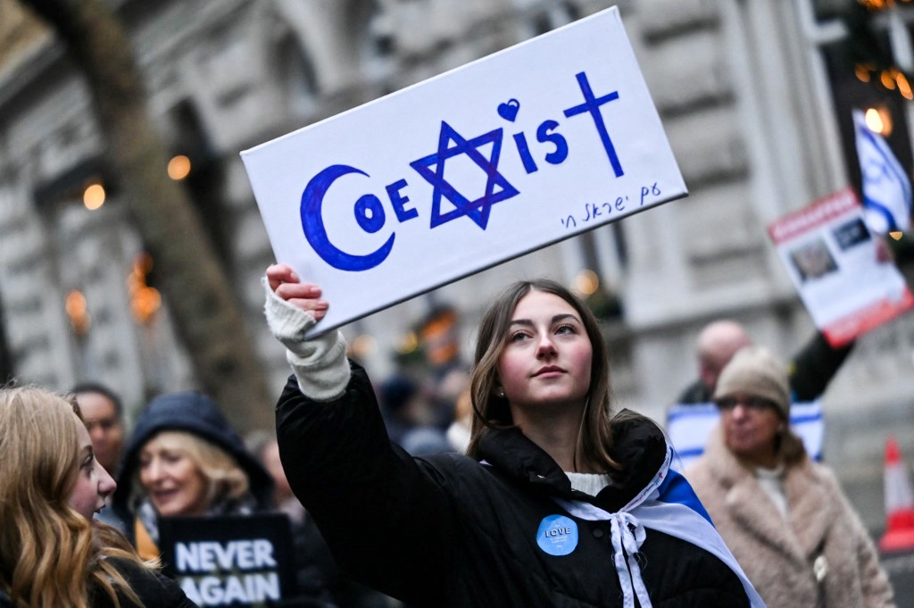 Tízezrek tüntettek vasárnap Londonban az antiszemitizmus ellen