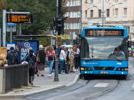 Lelökték a 9-es buszról, amputálni kellett a lábát