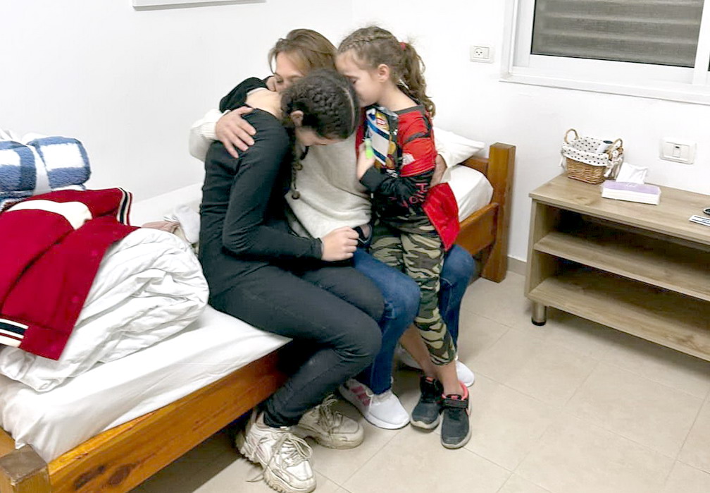 Szívszorító fotón a Hamász fogságából szabadult gyerekek és anyjuk találkozása