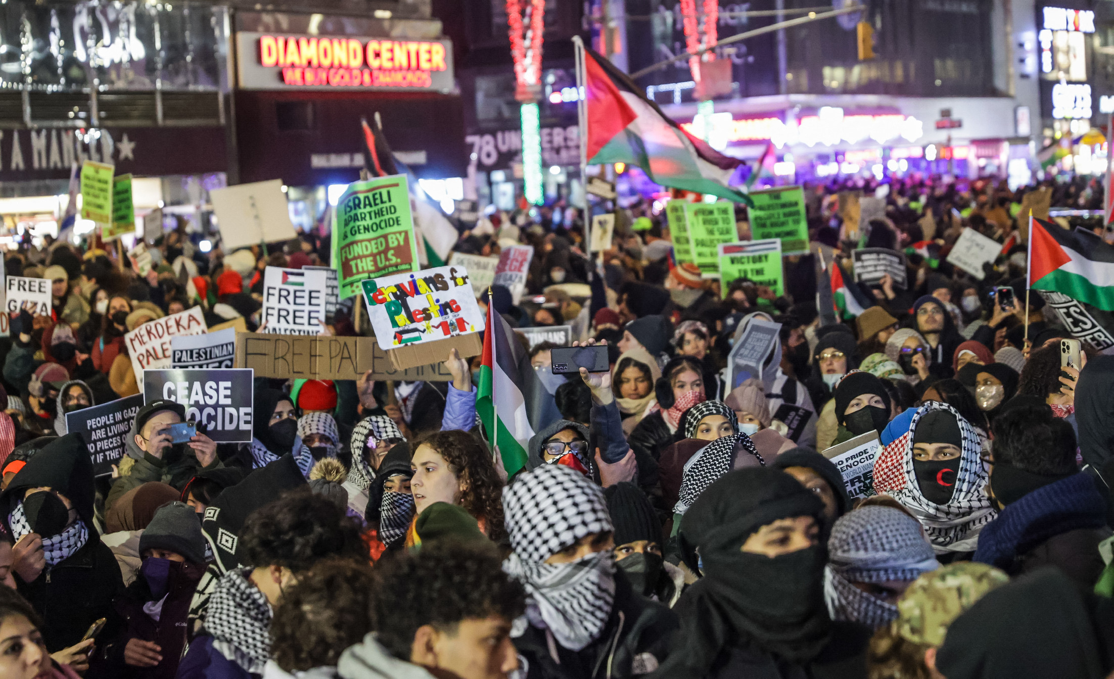 Palesztinbarát tüntetők próbálták megakadályozni a karácsonyfa-kivilágítást New York-ban