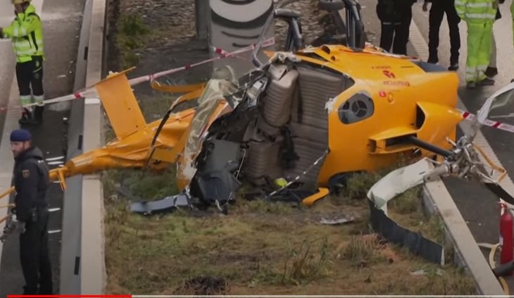 Videón: helikopter zuhant az autópályára 