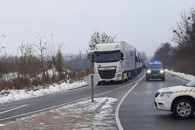 Blokád alá vennék a záhonyi határt a magyar kamionosok