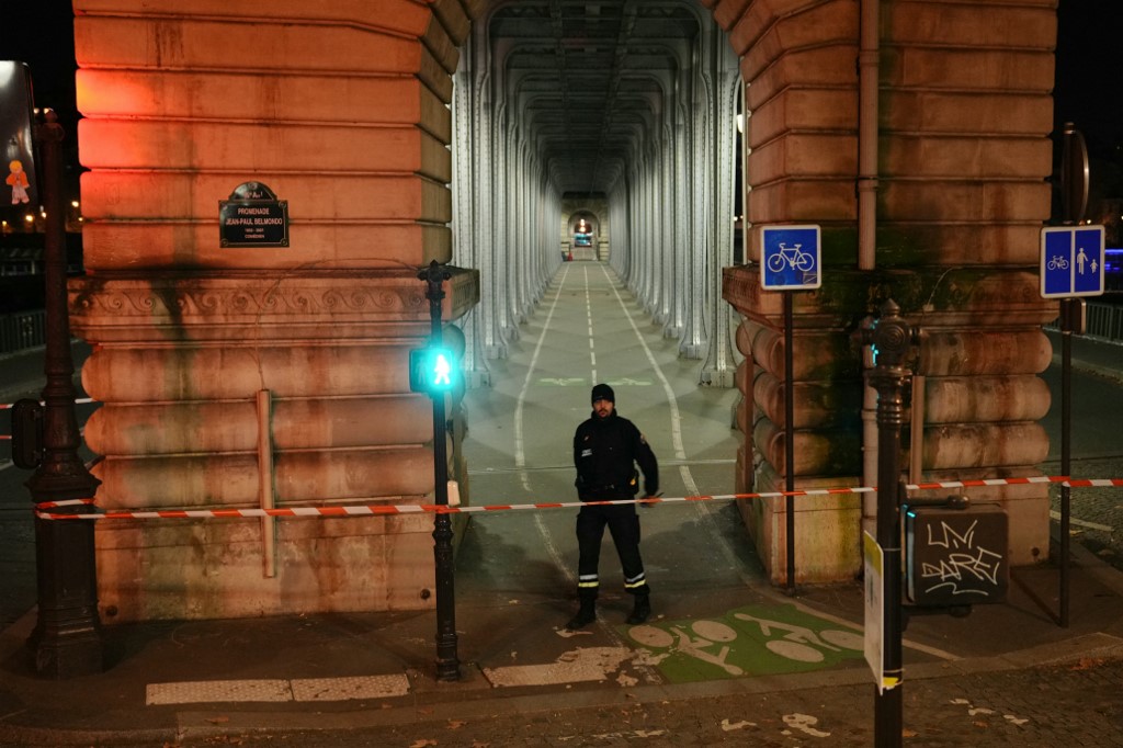 Késsel támadt a járókelőkre Párizsban egy férfi, egy ember meghalt 