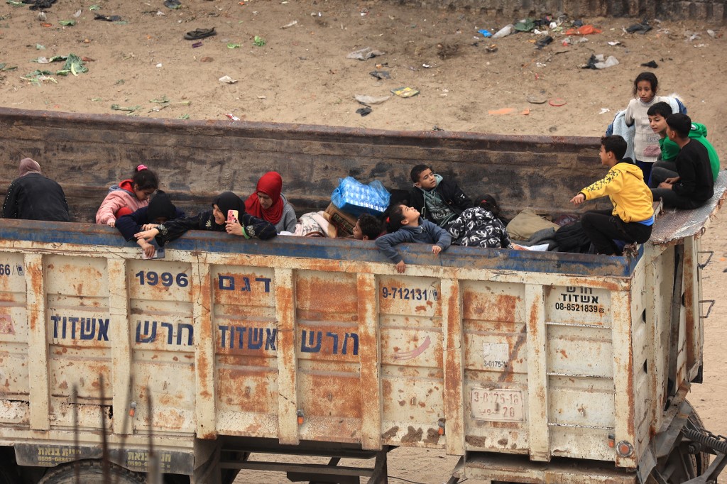 Erőteljes harcok Gázában, razziák Ciszjordániában, válaszcsapások a libanoni határnál
