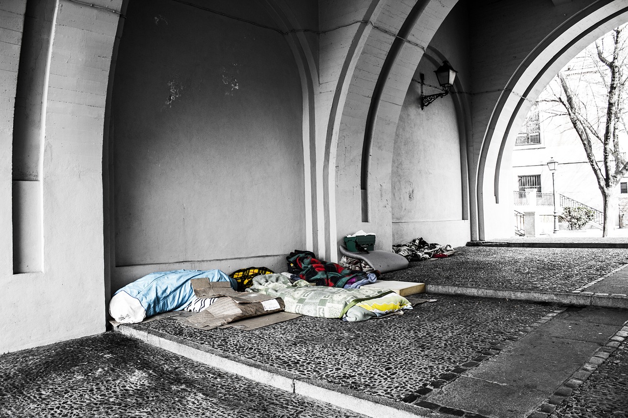 Betondarabot vágott az alvó hajléktalanhoz, fiatalkorúak börtönébe kerülhet